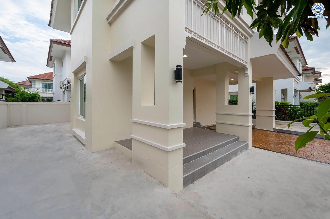 บ้านมือสองตกแต่งใหม่ จากแบรนด์ AP โครงการ เดอะเซนโทร รัตนาธิเบศร์ เนื้อที่ 50.8 ตร.ว. ฟังก์ชันจัดเต็ม 3 ห้องนอน 3 ห้องน้ำ จอดรถได้ 2 คัน บนทำเลศักยภาพ เชื่อมต่อหลายเส้นทางทั้ง ถ.ราชพฤกษ์, ถ.รัตนาธิเบศร์ และถ.กาญจนาภิเษก และเพียง 5 นาทีถึงรถไฟฟ้า "สถานีบางพลู"